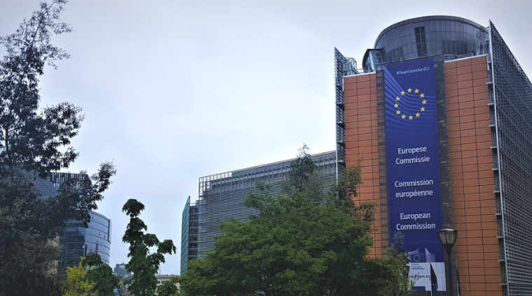 eu and us sign landmark data transfer agreement