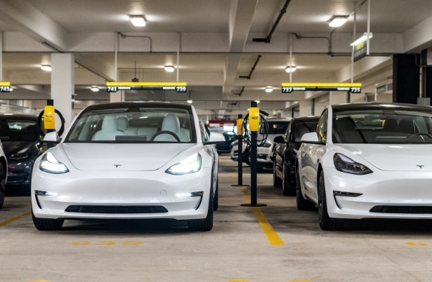 hertz to sell 20000 tesla vehicles amid high repair costs and price cuts