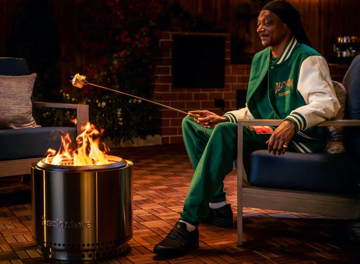 snoop dogg roasting a marshmellow